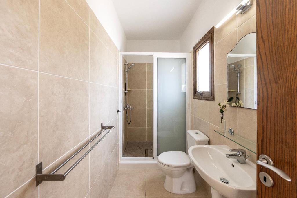 Villa Poseidon bathroom with shower enclosure, washbasin and toilet